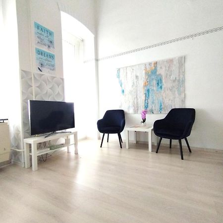 Free Parking Garage! Downtown Apartment Close To New York Cafe Budapesta Exterior foto